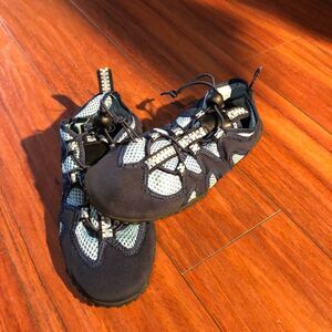 2/15$ 🦋 Water shoes